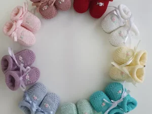 Par de sapatinhos em tricot bordado rococós